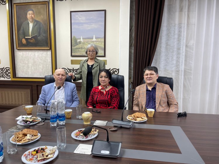Представители Евразийского Союза дизайнеров  и Союза этнографиков в ЕМУ